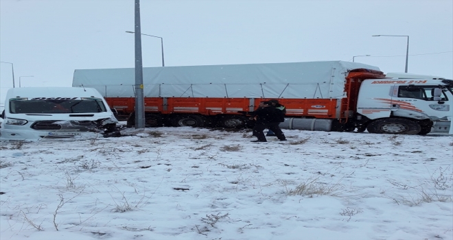 Ağrıda kamyon ile öğrenci servis minibüsü çarpıştı: 11 yaralı