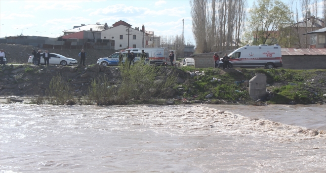 Dereye düşen iki çobandan biri hayatını kaybetti