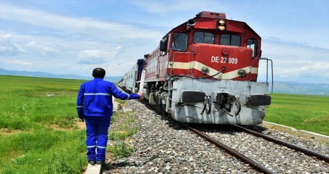 Rayların güvenliği için kilometrelerce yol yürüyorlar