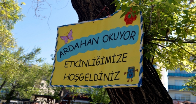 Güneşli havayı kitap okuyarak değerlendirdiler