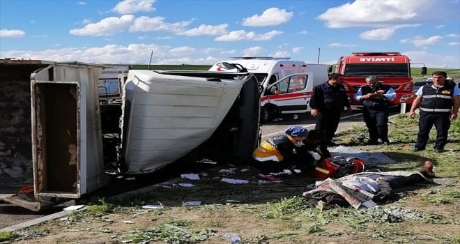 Karsta şarampole devrilen kamyonetin sürücüsü öldü