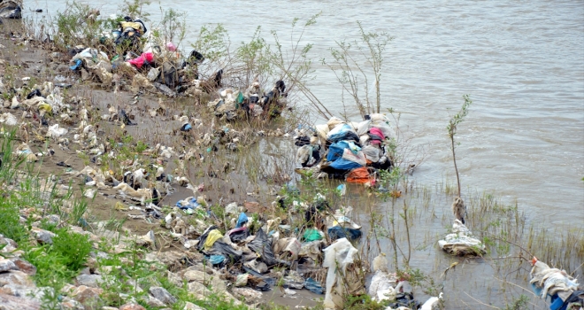 Karasu Nehrine atılan çöpler tepkiye neden oldu