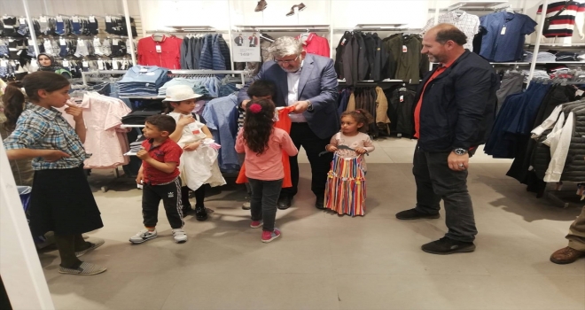 Van İHHdan 300 çocuğa bayramlık kıyafet