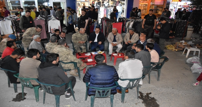 Tümgeneral İlbaş, Hakkaride vatandaşlarla bir araya geldi