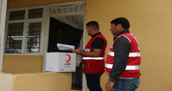 Kızılay Ercişte ramazan yardım kolisi dağıttı