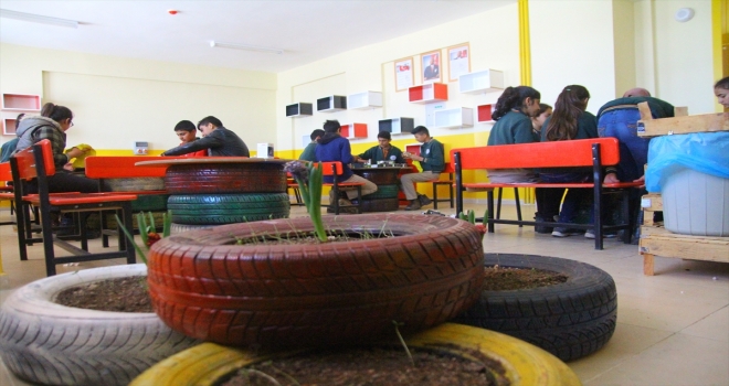 Atık malzemelerle geri dönüşüm kütüphanesi oluşturdular