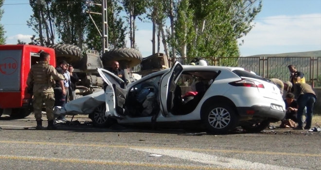 Vanda otomobil iş makinesine çarptı: 3 ölü, 4 yaralı