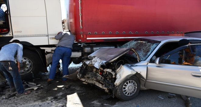 Ağrıda otomobille tır çarpıştı: 5 yaralı