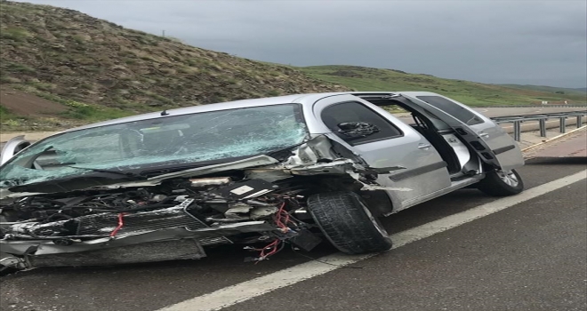 Erzincanda trafik kazası: 1 ölü, 2 yaralı