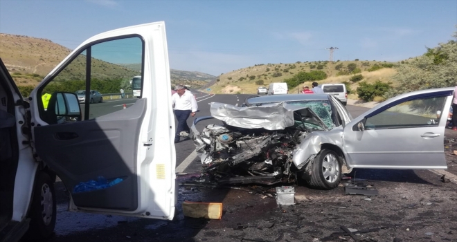 Malatyada iki otomobil çarpıştı: 1 ölü, 3 yaralı