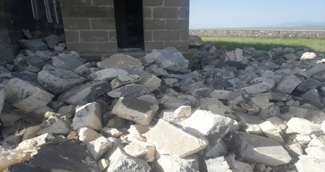 Karsta cami minaresine yıldırım düştü
