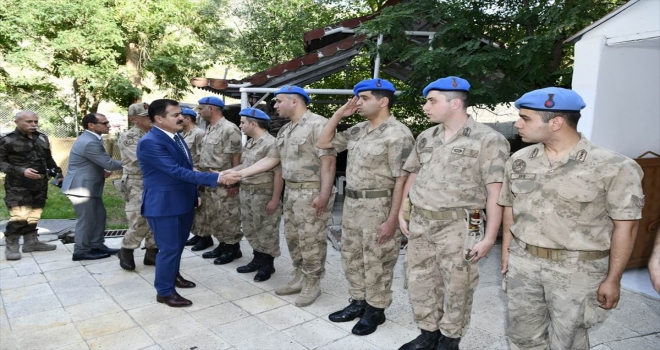 Hakkari Valisi Akbıyık güvenlik güçlerinin bayramını kutladı