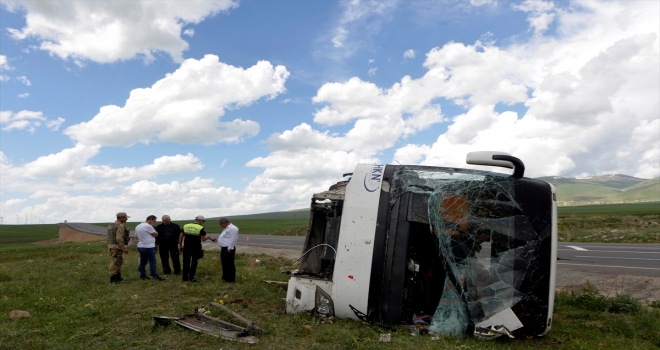 Karsta otobüs devrildi: 6 yaralı