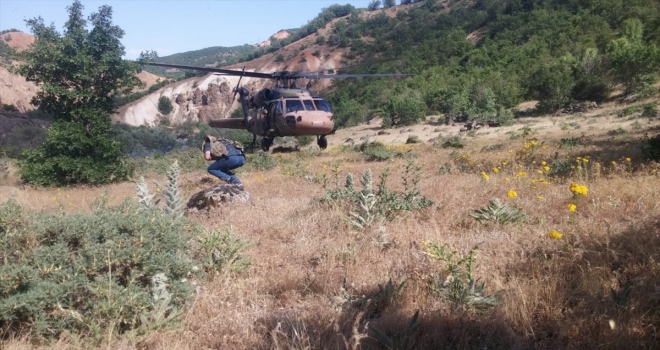 Askeri helikopter kayalıktan düşen kişi için havalandı