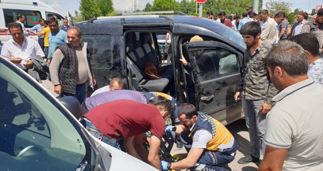 Ağrıda trafik kazası: 5 yaralı
