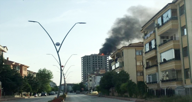 Elazığda bir inşaatın çatısında çıkan yangın söndürüldü