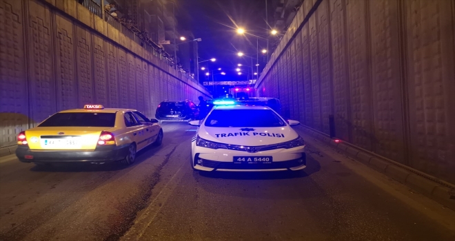 Devrilen otomobilden burnu kanamadan çıktılar