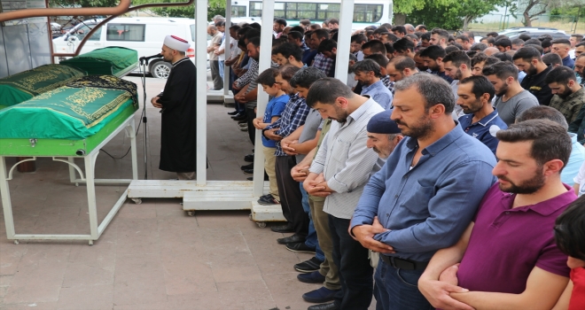 Bayram dönüşü trafik kazasında ölen 2 kişi toprağa verildi