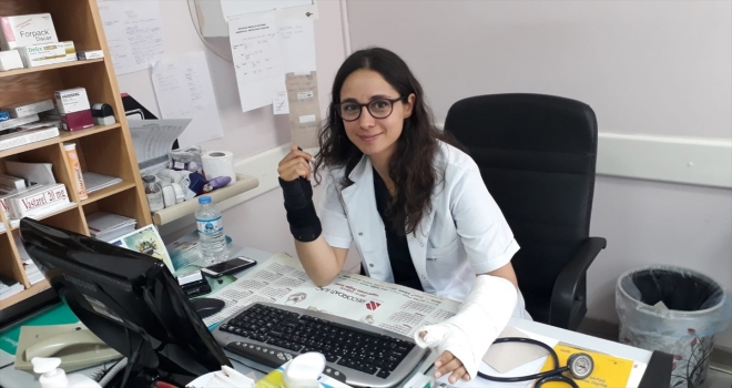 Kırık koluyla hasta muayene ediyor