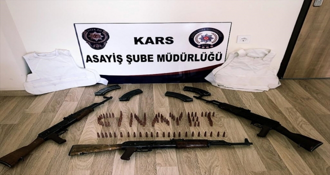 Polisten kaçan sürücünün motosikletinden uzun namlulu silah çıktı