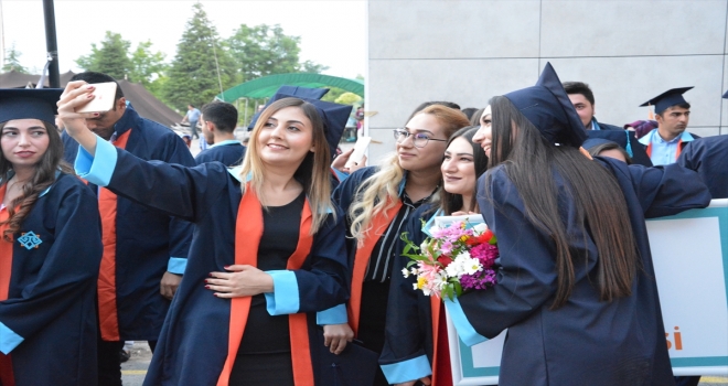 Malatya Turgut Özal Üniversitesinde mezuniyet sevinci 