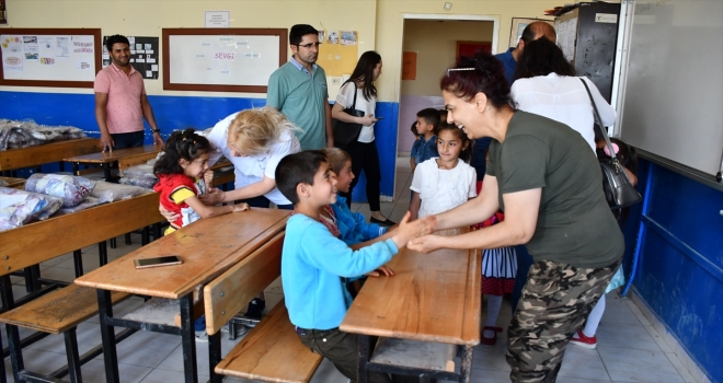 İzmirli ev kadınlarından Ağrılı öğrencilere karne hediyesi