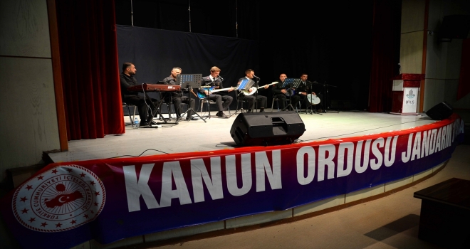 Jandarma çocuklar için sahne aldı