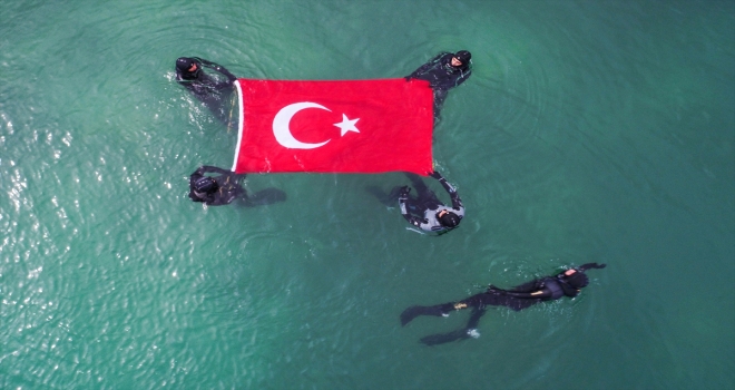 Ay yıldızlı bayrağı Van Gölünde dalgalandırdılar