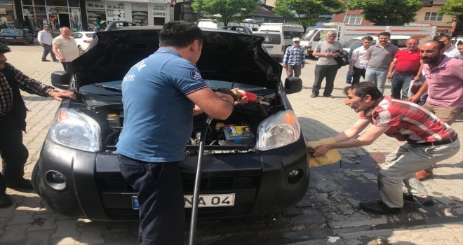 Erzurumda otomobilin motor bölümüne giren yılan korkuttu 
