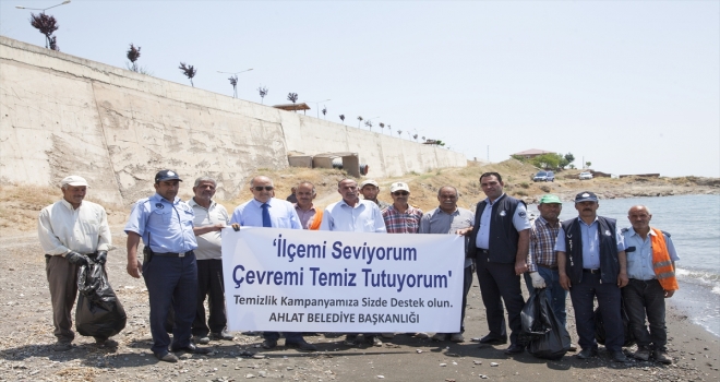 Van Gölü sahilinde temizlik çalışması