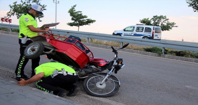 Elazığda sepetli motosiklet devrildi: 5 yaralı