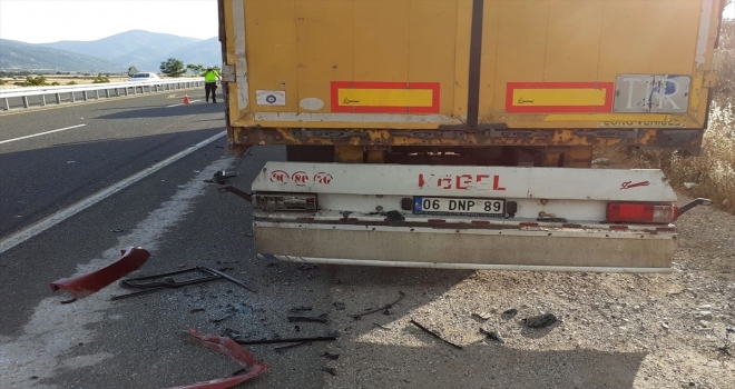 Hafif ticari araç tıra çarptı: 1 ölü, 3 yaralı