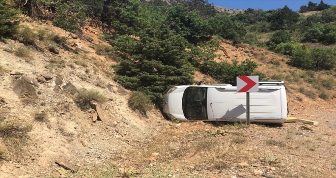 Erzincanda kamyonet devrildi: 5 yaralı 