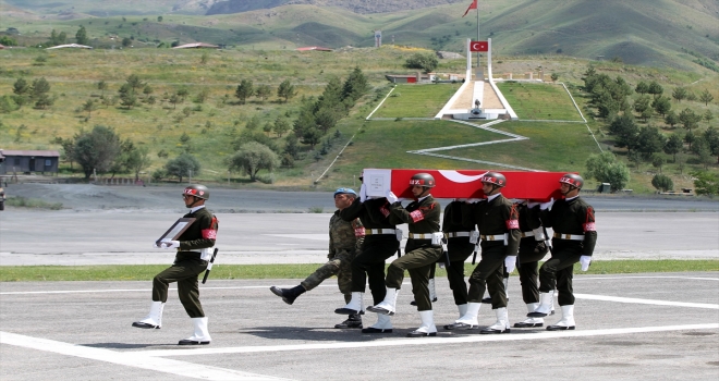 Hakkaride şehit asker için tören düzenlendi