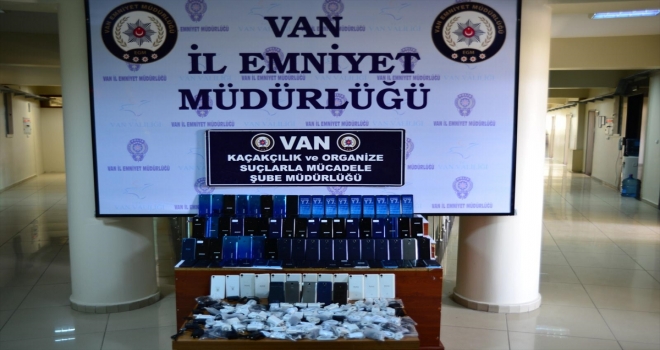 Vanda kaçak cep telefonu operasyonu