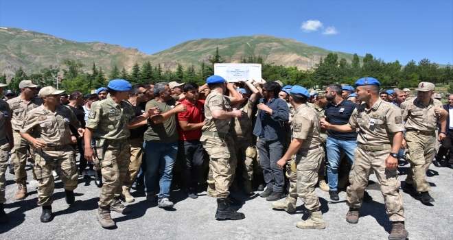 Hakkaride şehit asker için tören