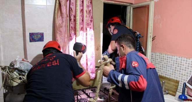 Kedi sesi ile mahsur kalan kediyi kurtardılar