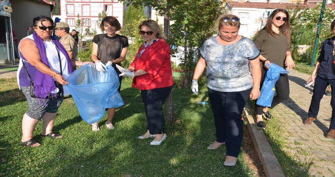 Atık poşetlerle yaptığı kıyafetleri Londrada sergilemek istiyor