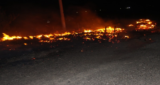 Erzincanda fabrikanın istif alanında yangın