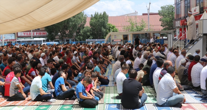 Erzincanda binlerce kişi cuma namazını meydanda kıldı