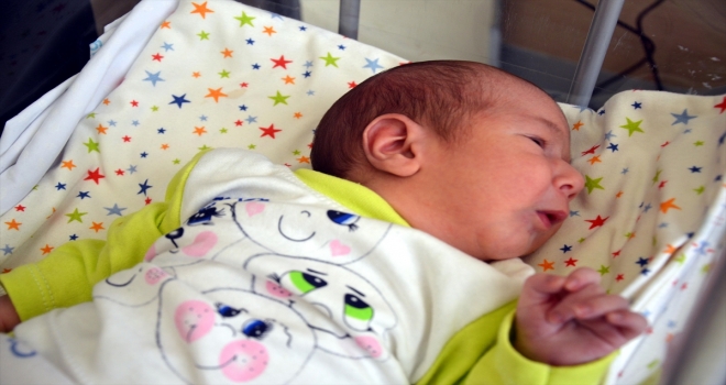 Omurilik kesesi dışarıda doğan bebek sağlığına kavuştu