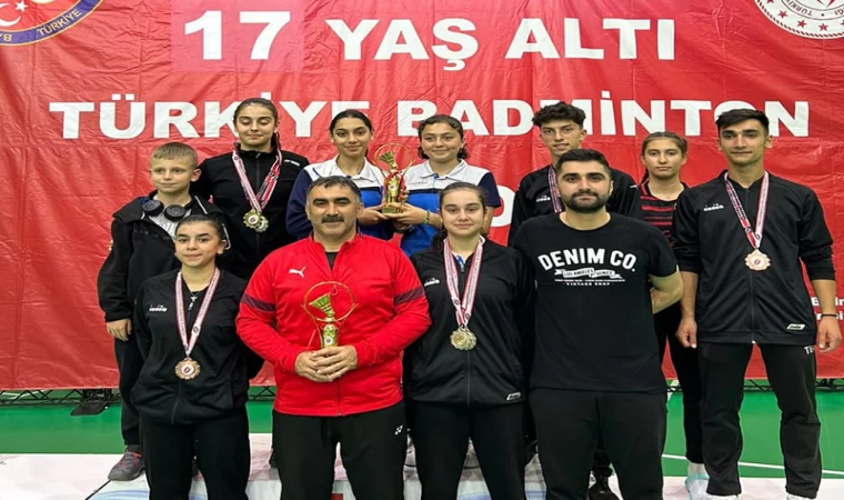 Badmintoncularımız Rakip Tanımıyor