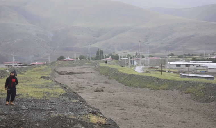 Etkili olan Yağmur sonrası derelerden sel geldi.