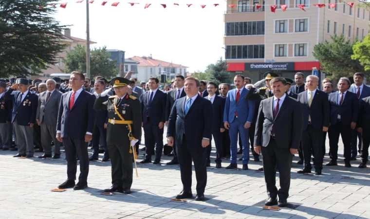 30 Ağustos Kutlamaları Atatürk Anıtı'na çelenk sunmayla başladı