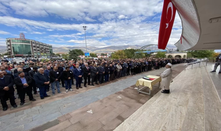 Şehit Filistinliler için gıyabi cenaze namazı kılınarak yürüyüş yapıldı