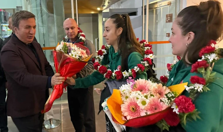Vali Aydoğdu'dan Altın Kızlar'a Çiçekli Karşılama