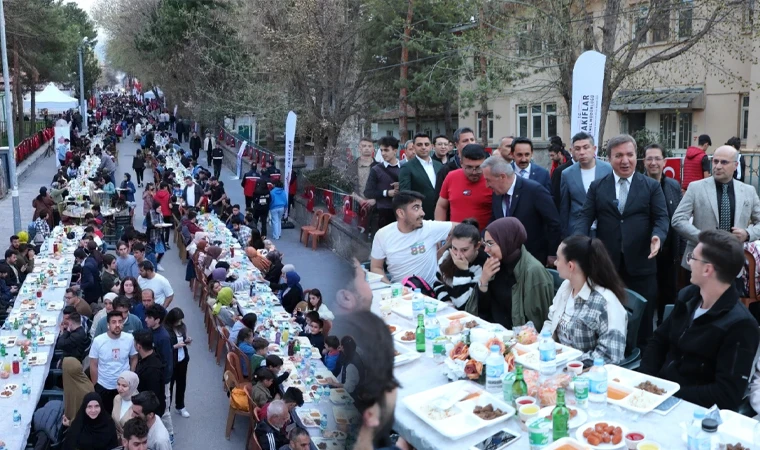 Vali Aydoğdu'nun Özel iftar davetine yoğun ilgi