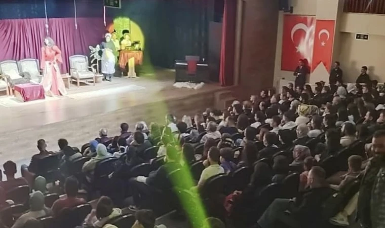 “İhtiyar Kız” tiyatro severleri eğlendirdi