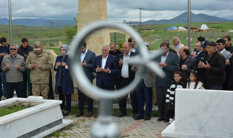 Edebük Şehitleri Kabirleri Başında Anıldı