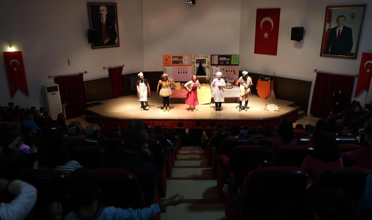 Vali Aydoğdu, "Harikalar Mutfağı" Tiyatro Oyununu Öğrencilerle Birlikte İzledi